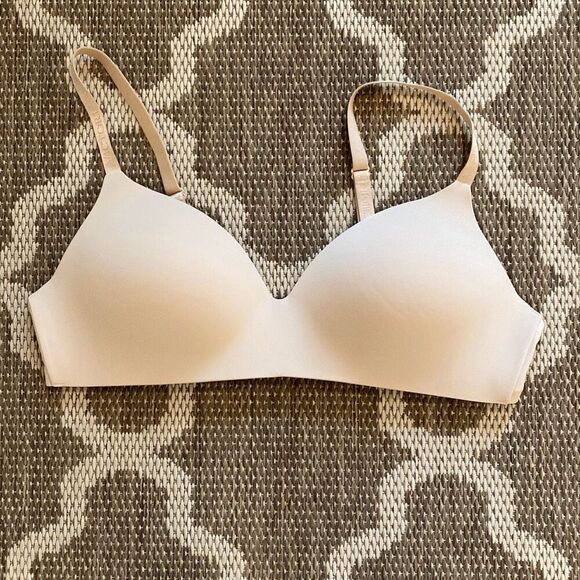 Victoria’s Secret T-shirt lightly lined wireless bra, size 40C￼ - Picture 1 of 7